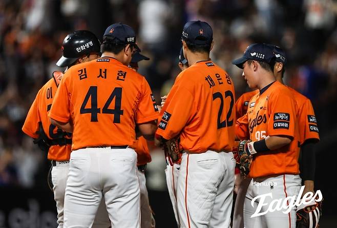 한화 선수들이 13일 대전 한화생명 볼파크에서 열린 2025 KBO리그 키움전 승리 후 기쁨을 나누고 있다. 사진 | 한화 이글스