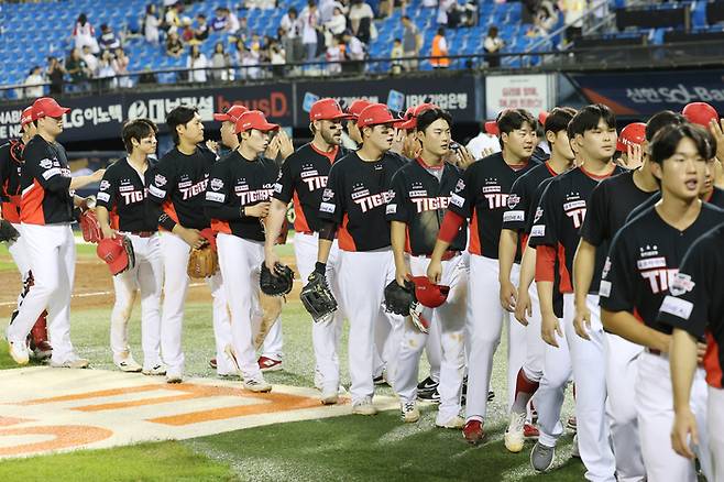 KIA 선수들이 13일 잠실구장에서 열린 2025 KBO리그 LG전 승리 후 하이파이브 하고 있다. 사진 | KIA 타이거즈