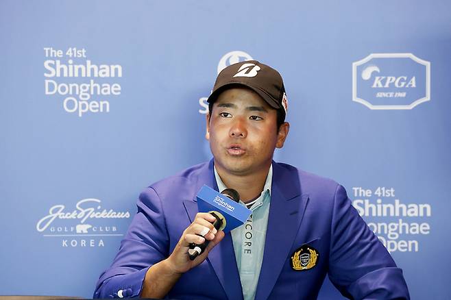 히가 가즈키가 14일 열린 신한동해오픈 최종 라운드에서 우승한 후 인터뷰를 하고 있다. 사진 | KPGA