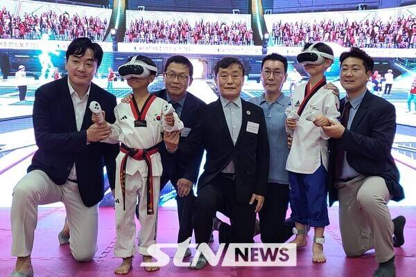 14일 전북 무주군 무주국민체육센터에서 '2025 무주 태린이 문화 페스타'가 진행 중인 가운데 체육관 2층 버추얼 태권도 체험관이 마련됐다. 행사 경연대회에 참가한 어린이와 세계어린이태권도연맹 이상기(가운데) 총재 등 관계자들과 함께 버추얼 태권도를 체험하고 있다. /사진=세계어린이태권도연맹