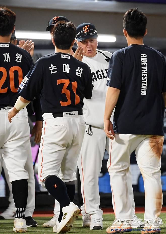 10일 부산 사직구장에서 열린 롯데 자이언츠와 한화 이글스의 경기. 승리한 한화 김경문 감독이 기뻐하고 있다. 부산=박재만 기자 pjm@sportschosun.com/2025.09.10/