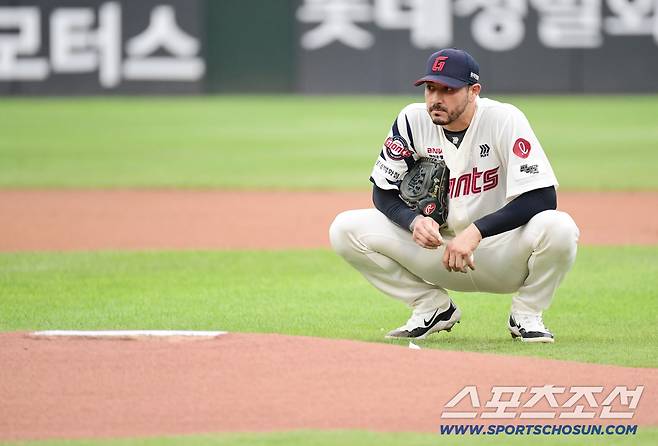 13일 부산 사직구장에서 열린 롯데와 SSG의 경기. 1회초 투구를 준비하고 있는 롯데 선발 벨라스케즈. 부산=송정헌 기자songs@sportschosun.com/2025.09.13/