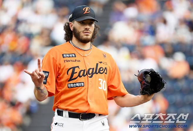 1점도 내주고 싶지 않았던 폰세는 1회부터 집중했다.