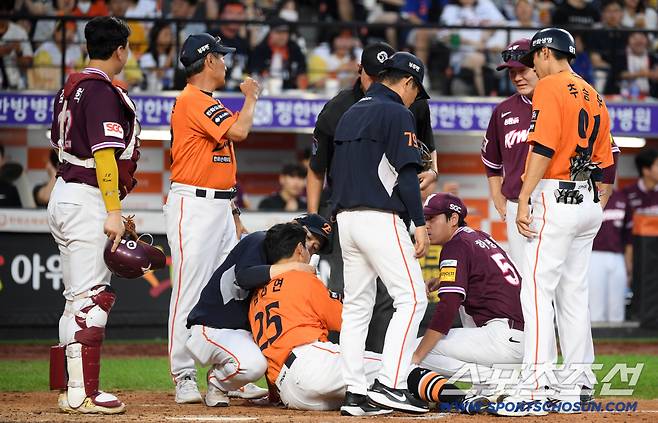양 팀 코치진까지 모두 달려 나와 한마음으로 김태연을 걱정했다.