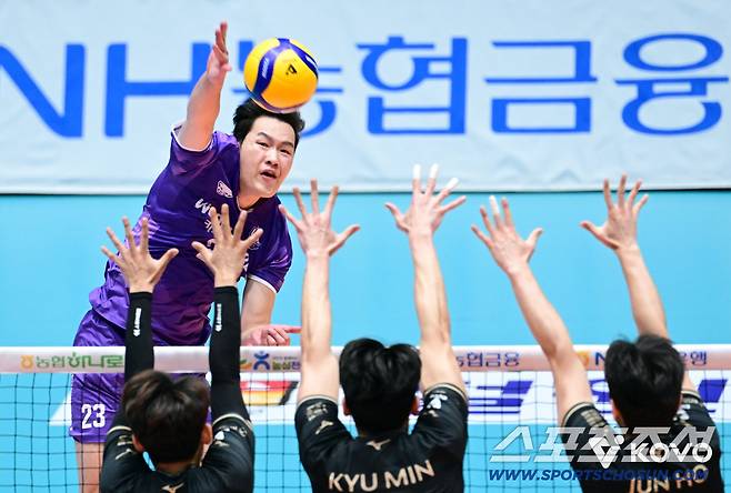 우리카드 김형근이 대한항공전서 스파이크를 날리고 있다. 사진제공=KOVO