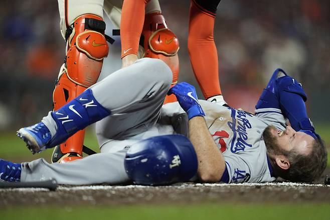 공에 맞아 괴로워하는 다저스 맥스 먼시. AP 연합뉴스