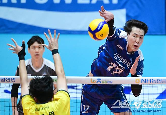 삼성화재 이윤수가 14일 KB손해보험전서 스파이크를 때리고 있다. 사진제공=KOVO