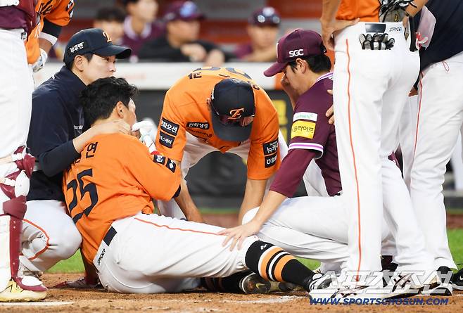 13일 대전 한화생명볼파크에서 열린 한화 이글스와 키움 히어로즈의 경기. 5회말 무사 1루 한화 김태연이 키움 하영민 빠른볼에 얼굴을 맞은 뒤 통증을 호소하고 있다. 대전=박재만 기자 pjm@sportschosun.com/2025.09.13/