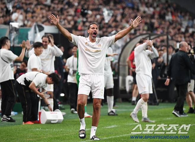 '2025 아이콘매치: 창의 귀환, 반격의 시작'이 14일 오후 서울 상암월드컵경기장에서 열렸다. 실드 유나이티드 박주호가 역전 결승골을 넣자 주장 퍼디난드가 환호하고 있다. 상암=정재근 기자 cjg@sportschosun.com/2025.9.14/