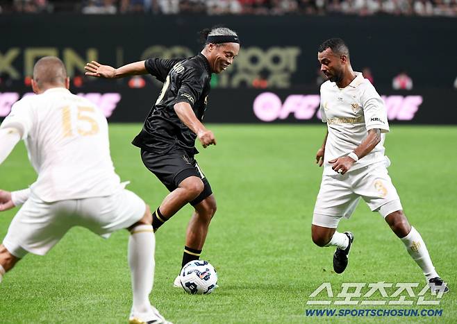 '2025 아이콘매치: 창의 귀환, 반격의 시작'이 14일 오후 서울 상암월드컵경기장에서 열렸다. FC 스피어 호나우지뉴의 공격을 실드 유나이티드 애슐리 콜이 막고 있다. 상암=정재근 기자 cjg@sportschosun.com/2025.9.14/