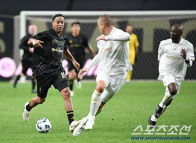 '2025 아이콘매치: 창의 귀환, 반격의 시작'이 14일 오후 서울 상암월드컵경기장에서 열렸다. FC 스피어 호나우지뉴가 공격하고 있다. 상암=정재근 기자 cjg@sportschosun.com/2025.9.14/