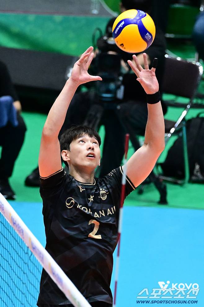 대한항공 한선수가 14일 우리카드전서 토스를 하고 있다. 사진제공=KOVO