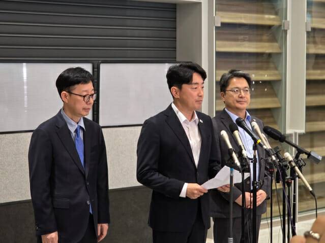 왼쪽부터 박윤주 외교부 1차관, 강훈식 대통령비서실장, 문신학 산업통상자원부 1차관