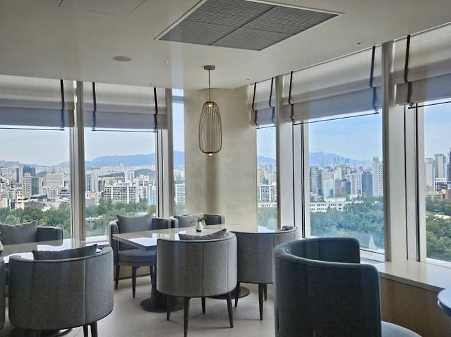 호텔 최고층 30층 '웨스틴 클럽'에서 본 서울 파노라마뷰. 사진=박재현 기자