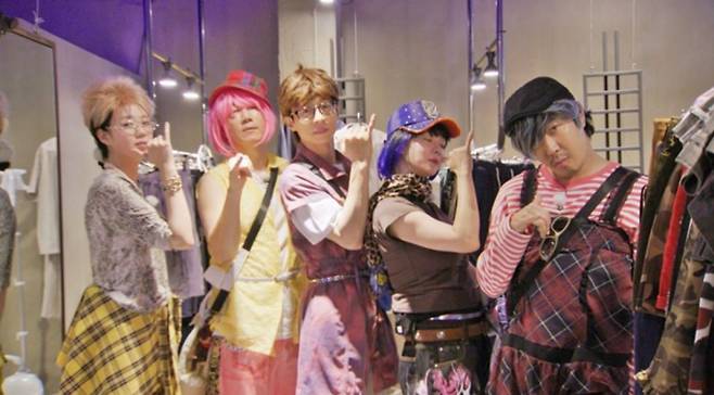 ‘런닝맨’ 멤버들, 충격 비주얼 사자보이즈로 거리 점령