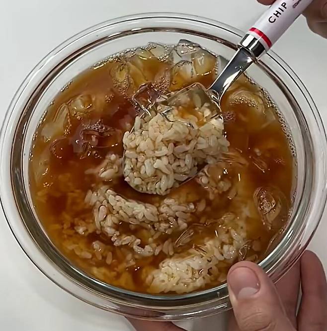 일부 젊은 층은 아메리카노에 밥을 말아 먹기도 한다. /인스타그램 화면