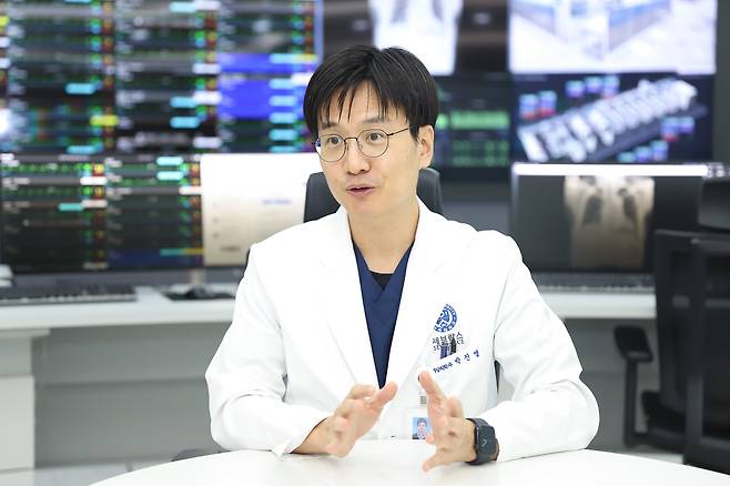 박진영 용인세브란스병원 정신건강의학과 교수(디지털의료산업센터 소장)는 지난 1일 경기도 용인세브란스병원에서 “디지털 치료제는 집과 병원을 이어주는 매개 역할로, 약물치료와 병행 시 치료·관리 효과가 크다"고 말했다./용인세브란스병원