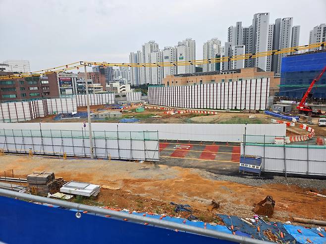 8일 오후 경기 광명시 철산동 '철산역 자이' 공사 현장. /방재혁 기자
