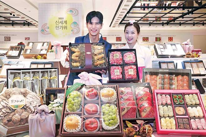 모델들이 신세계백화점 추석 선물세트를 소개하고 있다. /신세계백화점 제공