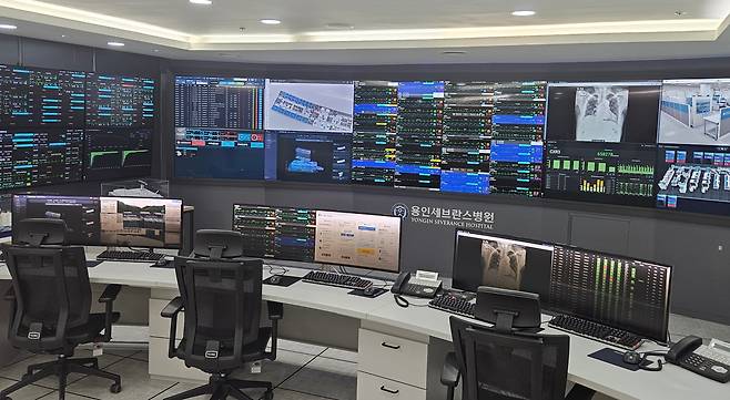 용인세브란스병원 디지털의료산업센터 모습. 센터는 디지털 솔루션 구축과 의료산업화 관련 연구와 사업을 총괄하며, 병원 내 입원환자 현황, AI 진단 솔루션 등 모든 IT 시스템의 지휘소 역할을 한다./염현아 기자