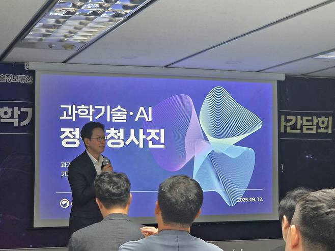 배경훈 과학기술정보통신부 장관이 12일 서울 중구 HJ비즈니스센터에서 열린 취임 50일 기념 기자간담회에서 발언하고 있다. /심민관 기자