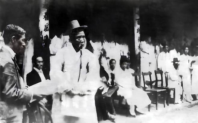 독립협회가 주최한 만민공동회에서 사회를 보는 이상재. 월남은 명사회자이자 토론자로 이름이 높았다.&nbsp;사진=월남이상재선생 기념사업재단