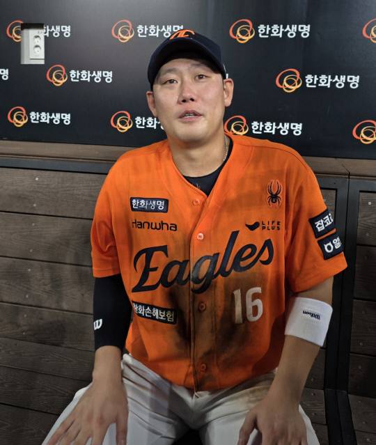한화이글스 하주석이 13일 대전 한화생명볼파크에서 열린 키움히어로즈와의 홈경기에서 홈런을 친 뒤 경기 후 취재진과 인터뷰하고 있다. 이성현 기자