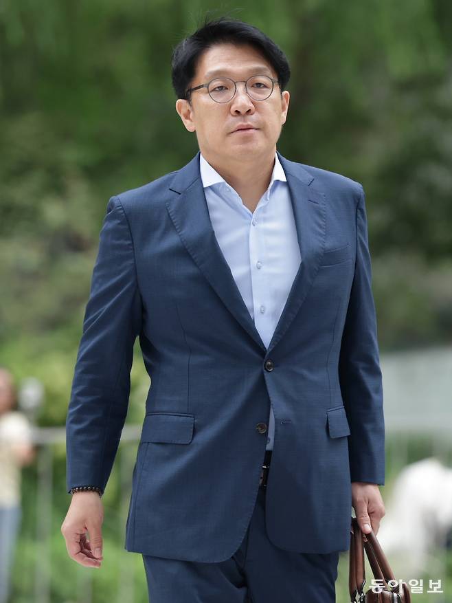 김건희 여사의 공천개입 의혹을 받는 김상민 전 검사가 9일 서울 종로구 김건희 특검에 출석하고 있다. 박형기 기자 onehsot@donga.com