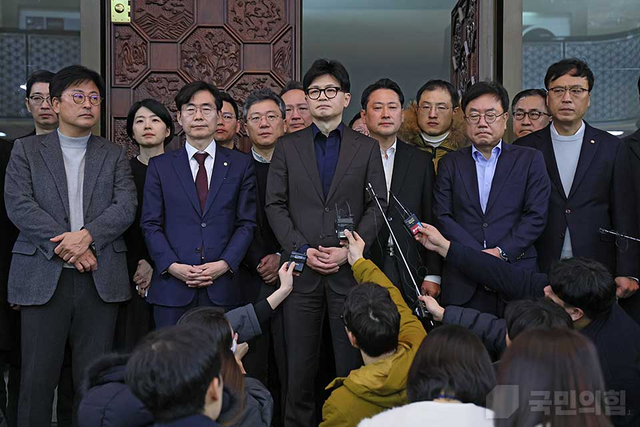 지난 2024년 12월4일 새벽 국회 본회의장에서 12·3 비상계엄에 대한 계엄해제 요구 결의안 국회 표결을 마친 뒤 한동훈 국민의힘 당시 당대표와 의원들이 취재진을 만나 입장을 밝히고 있다.<국민의힘 홈페이지 사진>