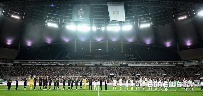 전설적인 축구 선수들이 이색적인 경기를 펼치는 초대형 축구 행사 '2025 아이콘매치' 이벤트매치가 13일 서울 마포구 서울월드컵경기장에서 열렸다. FC스피어와 실드 유나이티드 선수단이 관중들을 향해 인사하고 있다.  이동근기자 foto@etnews.com