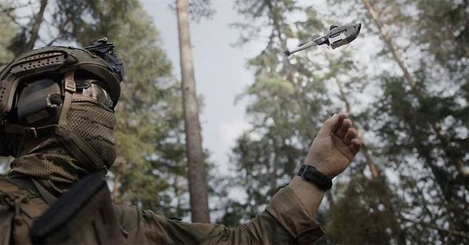 지난 2023년 10월 발표된 '블랙호넷 4' 개인용 정찰 시스템. 70g의 무게와 30분 이상의 비행 시간, 2㎞ 이상의 항속 거리, 25노트의 강풍 속에서도 비행할 수 있다. 새로운 장애물 회피 기능과 저조도 성능이 뛰어난 1200만 화소 카메라와 열화상 카메라가 장착돼 주야간 선명한 동영상과 정지 이미지를 제공한다. 텔레다인 플리어사 홈페이지 캡처