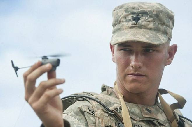 우크라이나에도 호주머니에 넣고 다닐 수 있는 초소형 '블랙호넷' 나노 드론이 공급됐다. 노르웨이와 영국 정부는 지난 2022년 8월 25일 러시아 침공을 받은 우크라이나에 이 드론을 지원하기로 결정했다고 발표했다. 블랙호넷은 미국 텔레다인 플리어사에서 조달해 공급한 것으로 알려졌다. 미 공군