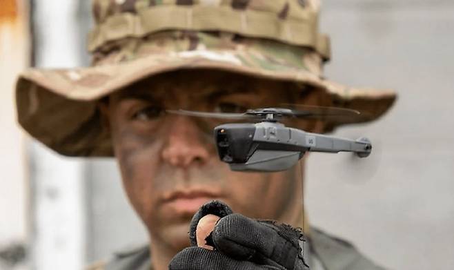 소형 쿼드 로터 드론에 비해 싱글 로터 블랙호넷은 시각 및 청각 노출 신호가 매우 적어 밤낮으로 적에게 탐지되지 않고 적 위협을 식별할 수 있다. 20초 이내에 이륙할 수 있고 GPS가 수신되지 않는 환경에서의 임무에 적합하며 인간의 가시선 넘어 은폐된 표적을 빠르게 식별하고 실시간으로 표적에 가한 무기 효과를 평가할 수 있다. 미 국방부