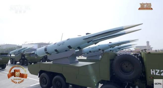 지난 3일 중국 베이징 천안문 광장에서 열린 전승절 80주년 기념 열병식에서 서방의 기존 방공망을 회피할 수 있는 극초음속미사일 YJ-17이 공개됐다. CCTV 캡처·뉴스1