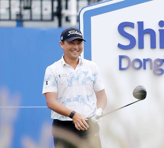 2025년 한국프로골프(KPGA) 투어, 아시안투어, 일본프로골프투어(JGTO) 공동 주관의 제41회 신한동해오픈 우승 경쟁에 뛰어든 이태훈(캐나다) 프로가 3라운드에서 경기하는 모습이다. 사진제공=KPGA