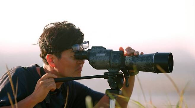 다큐 영화 ‘수라’(2023년)에는 수라갯벌에 사는 흰발농게, 검은머리물떼새 등 멸종위기 생물의 모습과 오동필 단장의 활동이 주요하게 담겨있다. ‘수라’의 한 장면. 스튜디오 두마 제공