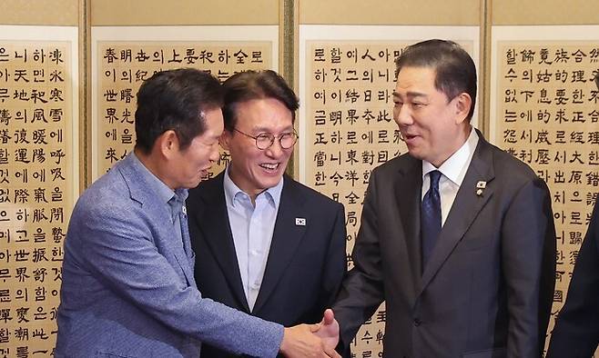 정청래 대표(왼쪽 둘째)와 김병기 원내대표(오른쪽 둘째) 등 더불어민주당 투톱이 14일 서울 종로구 총리 공관에서 열린 당·정·대(민주당·정부·대통령실) 고위급 만찬 회동에서 만나 밝은 표정으로 악수하고 있다. 연합뉴스