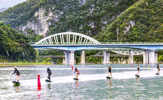 대한모토서프 소속 선수들이 2024년 5월 10일 충북 단양호에서 모토서프 퍼레이드 시범을 보이고 있다. 단양군 제공