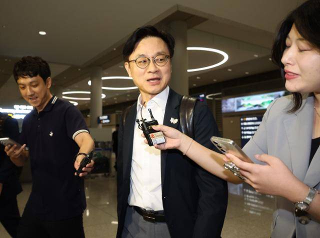 미국 현지에서 한미 관세협상 관련 후속 협의를 한 김정관 산업통상자원부 장관이 14일 영종도 인천국제공항을 통해 귀국하고 있다. 연합뉴스