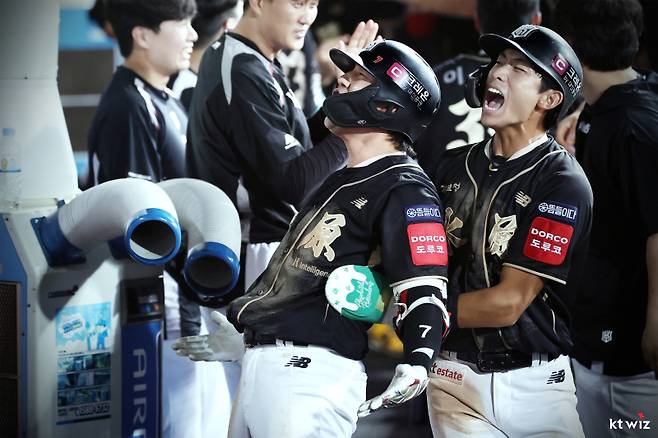 13일 대구 삼성전에서 역전 2점포를 쏘아 올린 김상수와 발판을 마련한 유준규. KT 제공