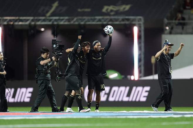 구자철(가운데)이 세도르프, 호나우지뉴와 환호하는 모습. 사진=넥슨