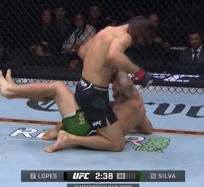 디에고 로페스가 제앙 실바에게 파운딩을 쏟아내는 모습. 사진=UFC SNS