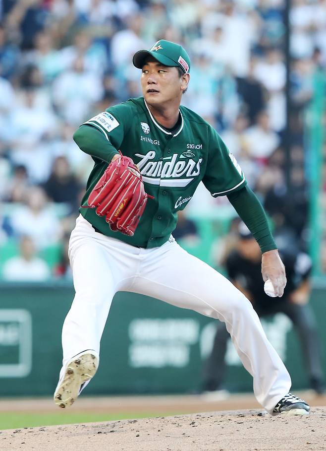 지난달 30일 인천 NC전에 선발 등판해 투구하는 김광현의 모습. SSG 제공