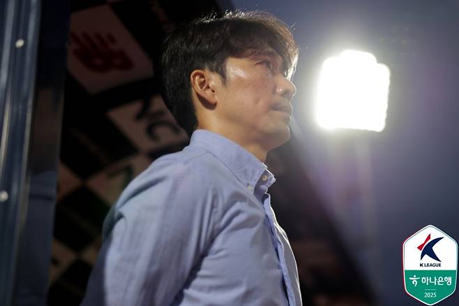 변성환 수원 감독이 13일 목동종합운동장에서 열린 서울E와의 하나은행 K리그2 2025 29라운드 중 그라운드를 지켜보고 있다. 사진=프로축구연맹