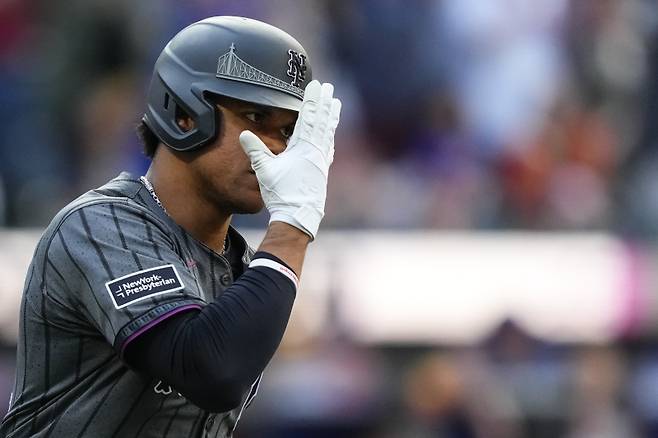 <yonhap photo-2034=""> New York Mets' Juan Soto reacts after hitting a home run during the seventh inning of a baseball game against the Texas Rangers, Saturday, Sept. 13, 2025, in New York. (AP Photo/Yuki Iwamura)/2025-09-14 08:37:40/ <저작권자 ⓒ 1980-2025 ㈜연합뉴스. 무단 전재 재배포 금지, AI 학습 및 활용 금지></yonhap>