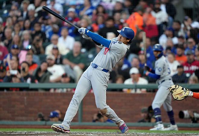 <yonhap photo-3277=""> SAN FRANCISCO, CALIFORNIA - SEPTEMBER 13: Shohei Ohtani #17 of the Los Angeles Dodgers hits a solo home run against the San Francisco Giants in the top of the third inning at Oracle Park on September 13, 2025 in San Francisco, California. Thearon W. Henderson/Getty Images/AFP (Photo by Thearon W. Henderson / GETTY IMAGES NORTH AMERICA / Getty Images via AFP)/2025-09-14 12:10:41/ <저작권자 ⓒ 1980-2025 ㈜연합뉴스. 무단 전재 재배포 금지, AI 학습 및 활용 금지></yonhap>