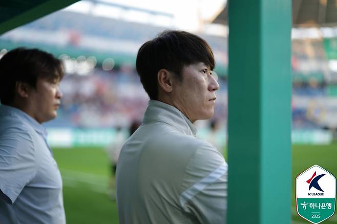 10일 대전월드컵경기장에서 열린 대전과 수원FC의 하나은행 K리그1 2025 25라운드. 경기장을 지켜보는 김은중 수원FC 감독. 사진=프로축구연맹
