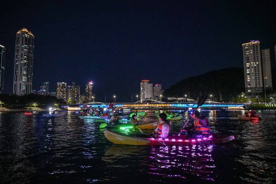 지난해 부산시 해운대구 수영강에서 진행된 야간 LED 카약 체험 장면. 사진 부산관광공사