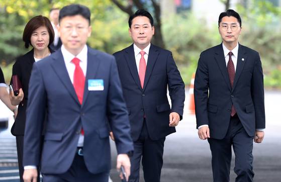 장동혁 국민의힘 대표가 14일 경찰에 최근 구속된 손현보 목사가 담임 목사로 있는 부산 강서구 세계로교회 예배에 참석하며 취재진 질문에 답하고 있다. 뉴스1