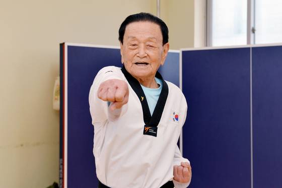 한종상(101) 최고령 태권도 선수가 지난달 3일 충북 음성군 태권도장에서 태권도 수련을 하고 있다. 김성태 객원기자
